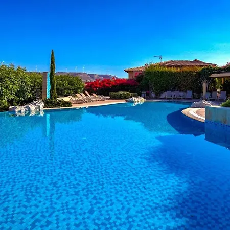 Villa Beautiful, Modern Junior Ez02 - Minimi - With Communal Pool And Lovely Views, Aphrodite Hills Kouklia