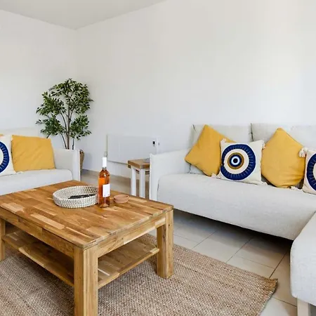 Beautiful, Modern Junior Ez02 - Minimi - With Communal Pool And Lovely Views, Aphrodite Hills Villa