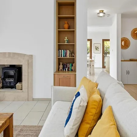 Beautiful, Modern Junior Ez02 - Minimi - With Communal Pool And Lovely Views, Aphrodite Hills Villa *