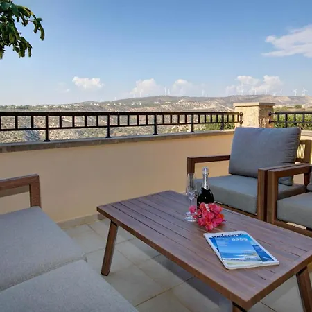 Beautiful, Modern Junior Ez02 - Minimi - With Communal Pool And Lovely Views, Aphrodite Hills Villa *